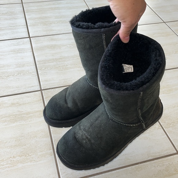 UGG Black Classic Short Size 7 - Picture 3 of 10